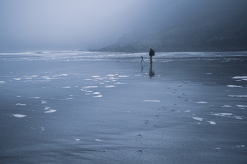 Pláž Talisker Bay na ostrově Skye ve Skotsku